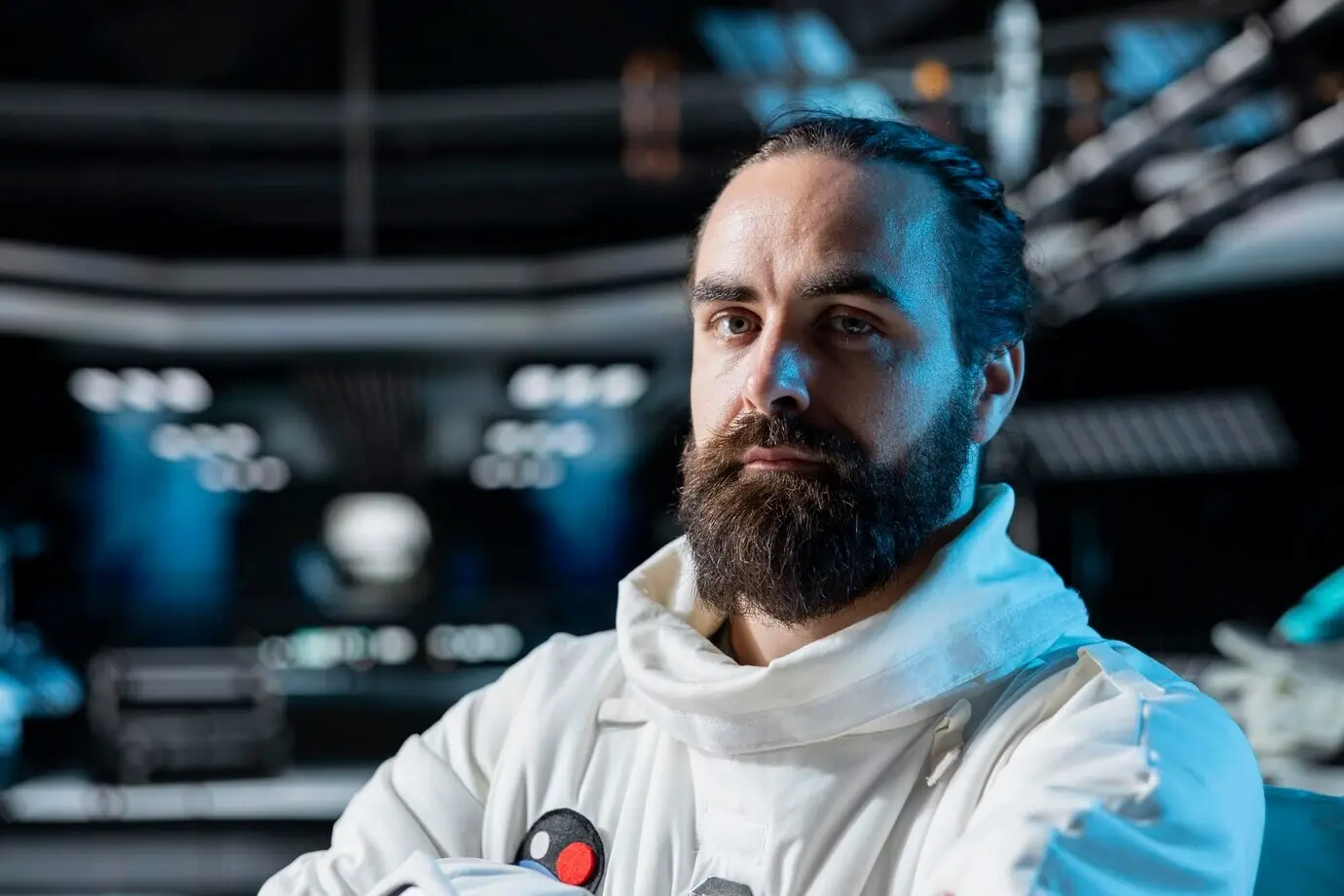 Porträt eines forschenden Astronauten, der den tiefen Weltraum erkundet und Forschungsdaten sammelt.